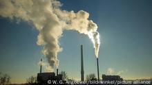08/04/2014 rauchende Schornsteine eines modernen, mit Biomasse betriebenen Heizkraftwerks, Deutschland, Baden-Wuerttemberg, Ulm | smoking chimneys of a modern power station , Germany, Baden-Wuerttemberg, Ulm