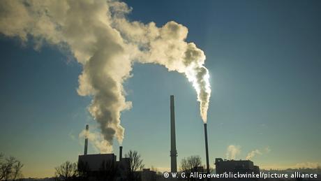 Heizkraftwerk in Ulm. Das Kraftwerk wird mit Biomasse betrieben. Rauch kommt aus den Schornsteinen.