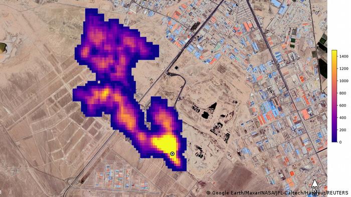 Farbig dargestellte Methanfahne über Teheran im Iran - aufgenommen von einem NASA Bildspektrometer - auf einem Satellitenfoto von Teheran