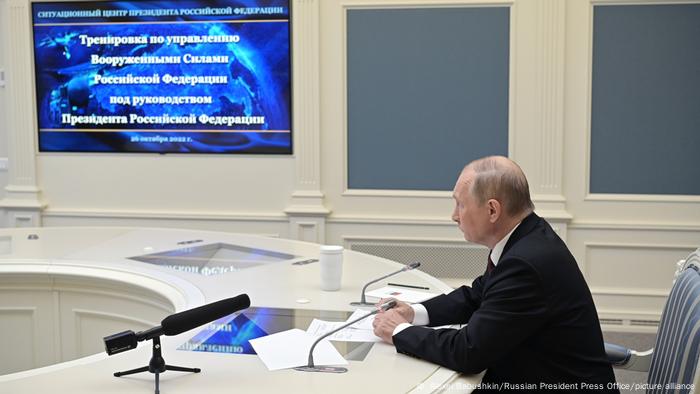 Vladimir Putin, supervisa ejercicios militares por videoconferencia.