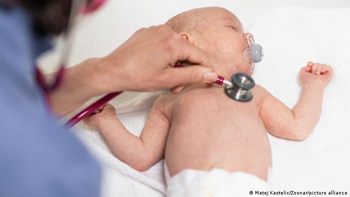 Симптомите при RSV наподобяват тези при настинка. Повечето хора се