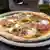 Pizza Salami auf einem Teller (Zoonar/picture alliance)