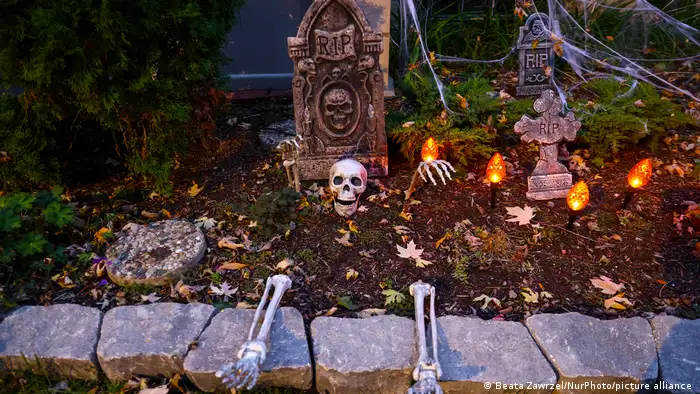 Un esqueleto desenterrado sobre una tumba.