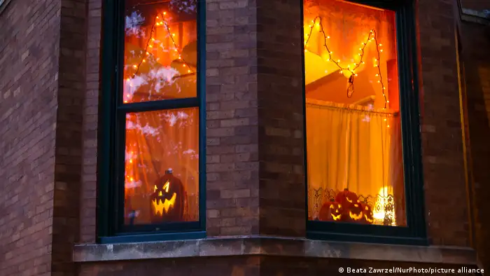 Calabazas de Halloween tras las ventanas de un edificio.