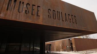 Museumseingang zum Museum Pierre Soulages Museumseingang zum Museum Pierre Soulages