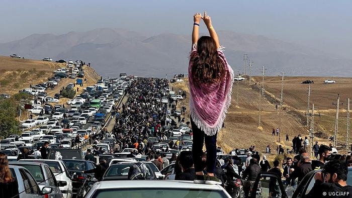 فتاة إيرانية خلال الاحتجاجات التي انطلقت في أعقاب مقتل مهسا أميني