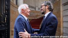 Auf diesem vom argentinischen Außenministerium zur Verfügugng gestellten Bild begrüßt Santiago Cafiero (r), Außenminister von Argentinien, Josep Borrell, Eu-Außenbeauftragten. Angesichts der hohen Preise für Energie und Lebensmittel in Europa wegen des Kriegs in der Ukraine einigten sich Borrell und Cafiero auf eine Stärkung der Lieferketten. (zu dpa «EU und Argentinien wollen Lieferketten stärken») +++ dpa-Bildfunk +++