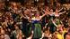 Multitud en una carpa de la Oktoberfest celebra, grita y alza los brazos Multitud en una carpa de la Oktoberfest celebra, grita y alza los brazos