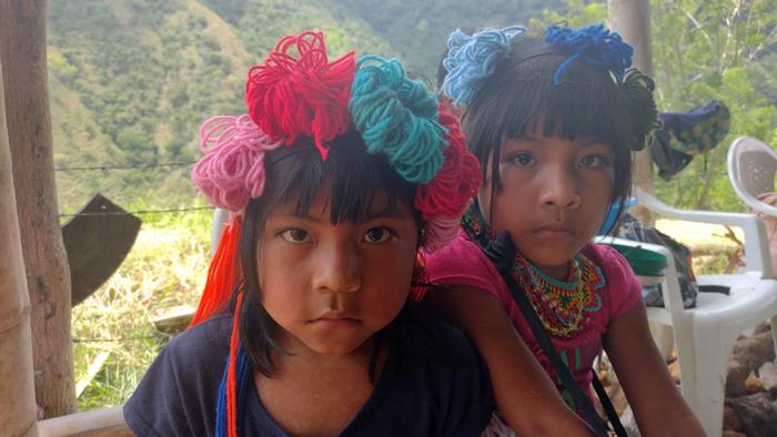 Ninas indígenas en Caldas, Colombia