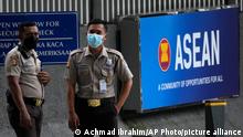 27.10.2022+++ Security guards stand outside the Association of Southeast Asian Nations (ASEAN) Secretariat in Jakarta, Indonesia, Thursday, Oct. 27, 2022. (AP Photo/Achmad Ibrahim)
