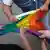 Männerhände zerren an einer Regenbogenfahne (Archivbild)