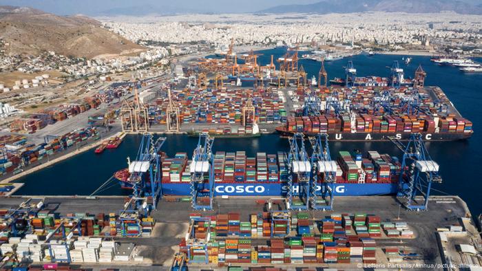 Hafen von Piräus mit Schiffen der chinesischen Reederei Cosco