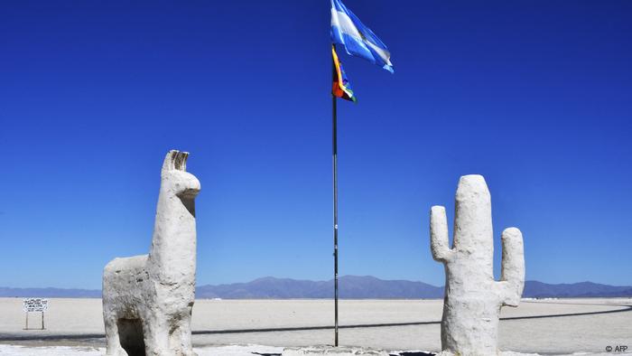 Weiße Salzwüste unter strahlend blauem Himmel - im Lithium-Dreieck Bolivien Chile Argentinien