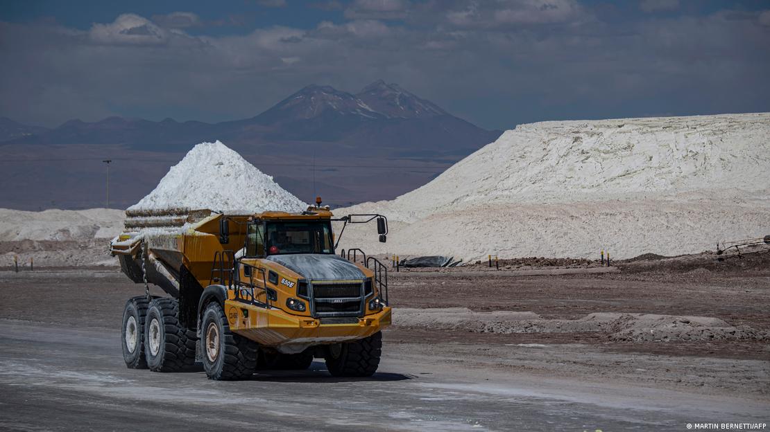 Um caminhão transporta cloreto de magnésio da mina de lítio da empresa chilena SQM (Sociedad Quimica Minera) no deserto de Atacama, no Chile
