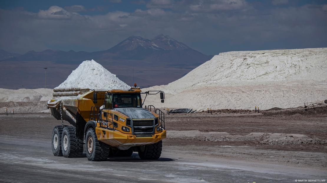 Um caminhão transporta cloreto de magnésio da mina de lítio da empresa chilena SQM (Sociedad Quimica Minera) no deserto de Atacama, no Chile