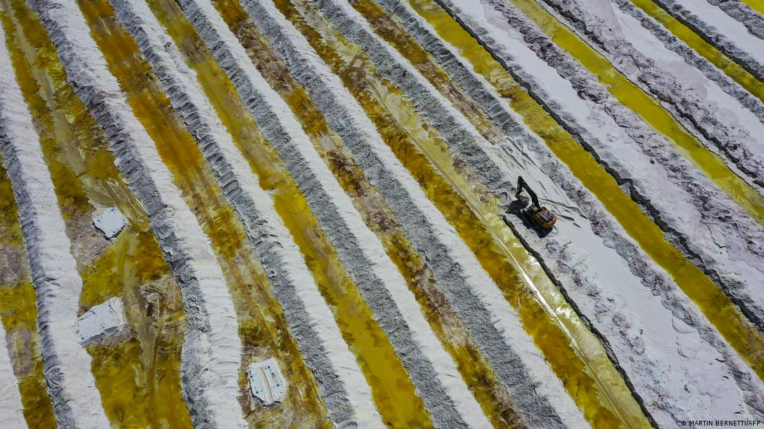 Vista aérea de piscinas de salmoura e áreas de processamento na mina de lítio da empresa chilena SQM (Sociedad Quimica Minera) no deserto de Atacama, no Chile