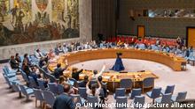 Die Mitglieder des UN-Sicherheitsrats stimmen auf diesem Handout-Bild im UN-Hauptquartier in New York über eine Resolution ab. Der Sicherheitsrat verabschiedete am Freitag eine Resolution zur Verlängerung des Mandats des Integrierten Büros der Vereinten Nationen in Haiti (BINUH) um ein Jahr bis zum 15. Juli 2023. (zu dpa: «Bandenkämpfe in Haiti: UN-Sicherheitsrat will Kleinwaffenstopp») +++ dpa-Bildfunk +++