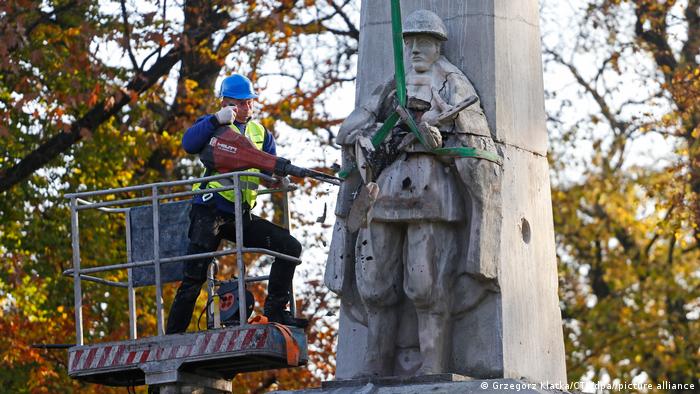 Полша вече е демонтирала 25 съветски паметника. Според някои поляци