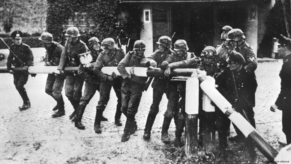 Proapagandna fotografija nacista prikazuje nemačke vojnike kako simbolički ruše rampu na nemačko-poljskoj granici 1. septembra 1939. godine