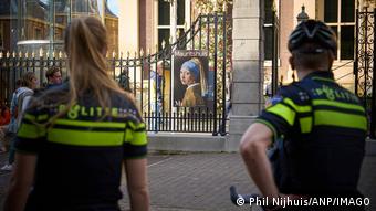 Niederlande, Den Haag | Attacke auf Gemälde Mädchen mit Perlenohrring von Vermeer 