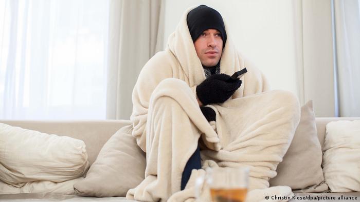 صورة رمزية لرجل متغطي من البرد ببطانية ( 29.11.2016)