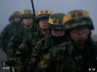 韩国军队做好射击训练准备