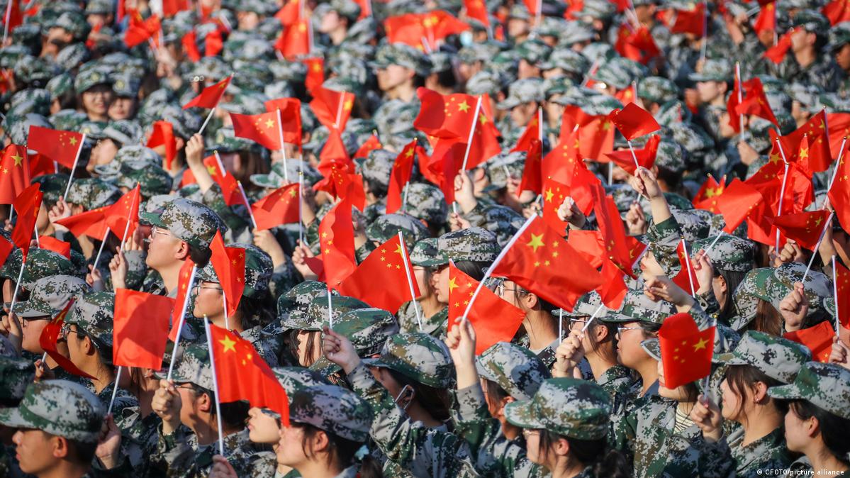 “军队、产业、人力与社会资源都被纳入战争准备”。 图为参加军训的中国大学生（2022年资料图）。