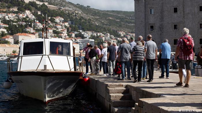 Touristen stehen in Dubrovnik Schlange, um mit der Fähre zu fahren