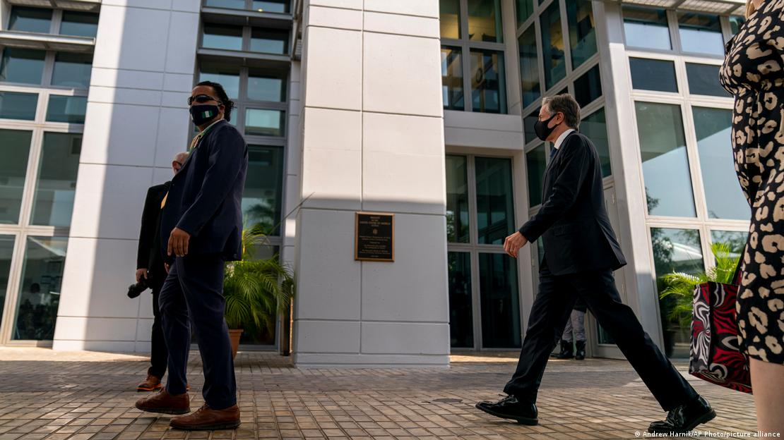 Ex-US-Außenminister Antony Blinken bei seinem Besuch 2021 vor der US-Botschaft in Abuja, Nigeria 