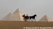 27.10.2022+++ Tourists ride a horse-drawn cart in front of the Pyramids in Giza, on the outskirts of Cairo, Egypt, October 27, 2022. REUTERS/Mohamed Abd El Ghany 