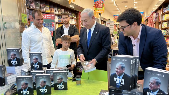 Israel | Netanjahu mit einem Jungen mit Kippa und drei Männern hinter einem Tisch mit seinen Büchern Israel | Netanjahu mit einem Jungen mit Kippa und drei Männern hinter einem Tisch mit seinen Büchern