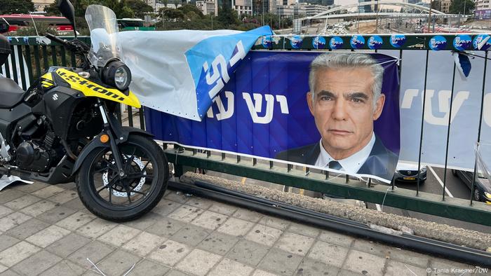 Israel | Wahlplakat mit dem Porträt von Jai Lapid an einem Brückengeländer Israel | Wahlplakat mit dem Porträt von Jai Lapid an einem Brückengeländer