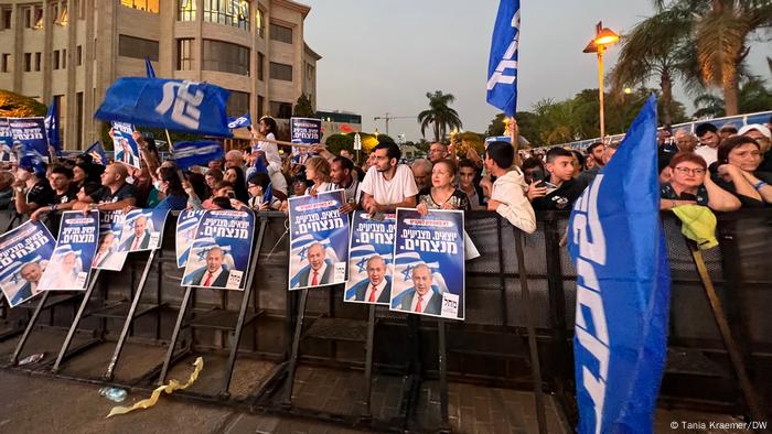 Israel | Anhänger von Netanjahu mit seinen Wahlplakaten hinter einer Absperrung Israel | Anhänger von Netanjahu mit seinen Wahlplakaten hinter einer Absperrung