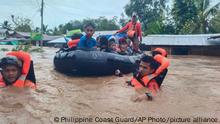 28.10.2022+++ In this photo provided by the Philippine Coast Guard, rescuers use boats to evacuate residents from flooded areas due to Tropical Storm Nalgae at Parang, Maguindanao province, southern Philippines on Friday Oct. 28, 2022. Floodwaters rapidly rose in many low-lying villages, forcing some villagers to climb to their roofs, where they were rescued by army troops, police and volunteers, officials said. (Philippine Coast Guard via AP)