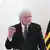 Presidente Frank-Walter Steinmeier atrás de pódio em discurso no palácio de Bellevue, em Berlim. Ao fundo, uma bandeira alemã (fundo amarelo e águia negra com bico e garras vermelhas).