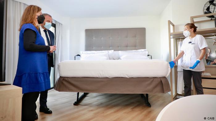 Die balearische Ministerpräsidentin Francina Armengol und Gabriel Escarrer, Chef des mallorquinischen Hotelkonzerns Melià, im Frühjahr bei der Präsentation eines der höhenverstellbaren Betten, die die Arbeit der Frauen erleichtern sollen.