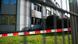 Eingeschlagene Fensterscheiben und Brandspuren an der Fassade Eingeschlagene Fensterscheiben und Brandspuren an der Fassade