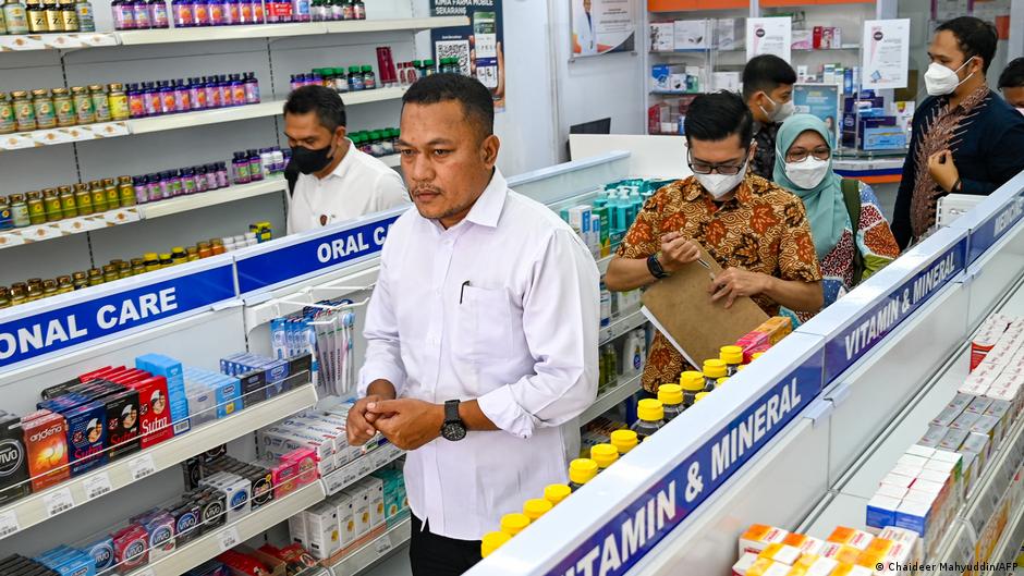 Indonesians agonize over child deaths blamed on cough syrups DW 10/28/2022