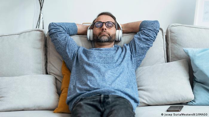 Persona escuchando música mientras duerme.