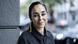 Porträt von Shirin Neshat, die in die Kamera lächelt. Porträt von Shirin Neshat, die in die Kamera lächelt.