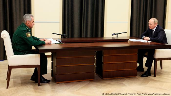 Russlands Präsident Wladimir Putin und Sergej Schoigu Russlands Präsident Wladimir Putin und Sergej Schoigu