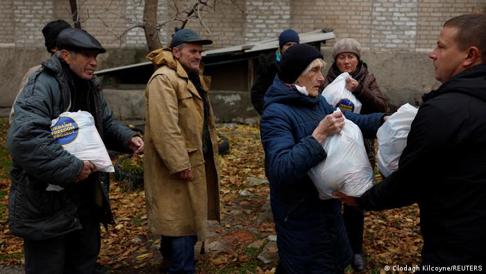 Ukraine In Bakhmut kommen Menschen aus ihren unterirdischen Unterkünften, um Hilfe zu holen