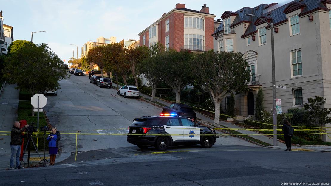 Polícia fecha rua de casa da presidente da Câmara dos Estados Unidos, Nancy Pelosi, em São Francisco 