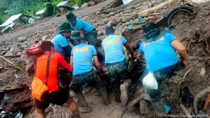 Deslizamentos de terra e enchentes repentinas em áreas de montanha desmatadas se tornaram a maior ameaça imposta pelos tufões que atingem as Filipinas 