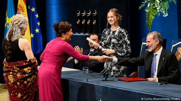 Maria Pages (links) und Carmen Linares danken der königlichen Familie für den Prinzessin-von-Asturien-Preis 