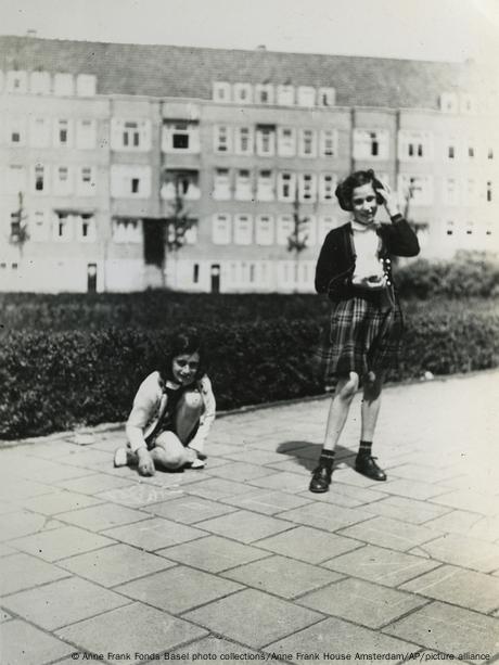 Anne Frank und Hannah Goslar im Mai 1941 auf dem Merwedeplein in Amsterdam