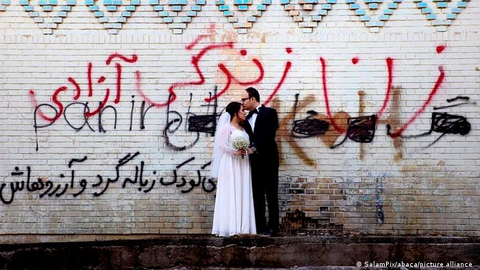 To što je snimljena u Iranu 23.oktobra 2022. - a mlada nije pokrivena i što se par ljubi javno. Na zidu piše na jeziku farsi: Žena, Život, Sloboda!