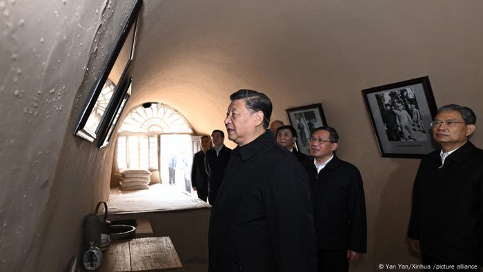 习近平带领常委成员参观延安时期的朱德故居