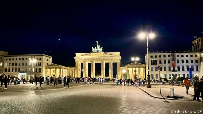 Porte de Brandebourg bien éclairée à Berlin