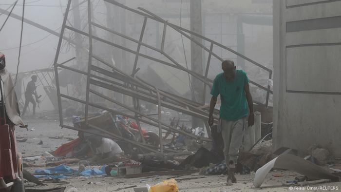Somalias Bildungsministerium in Mogadischu von zwei Explosionen getroffen Somalias Bildungsministerium in Mogadischu von zwei Explosionen getroffen